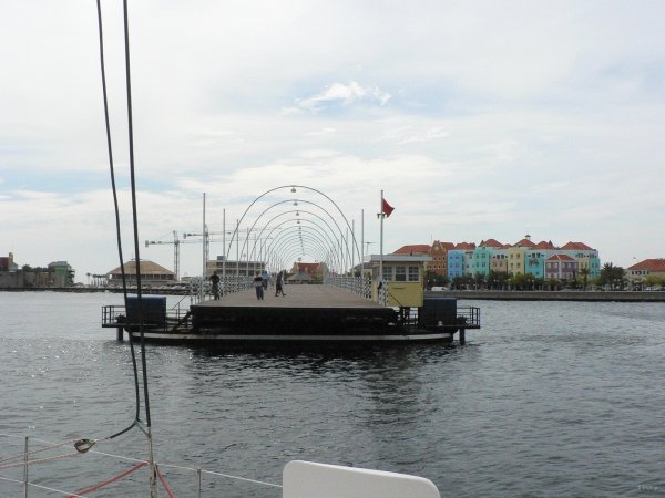 6- Le pont ouvert pour nous laisser entrer 